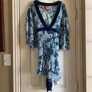 Women’s Blue print, Kimono-style blouse. Size S, sheer, midriff tie, 100% Silk.